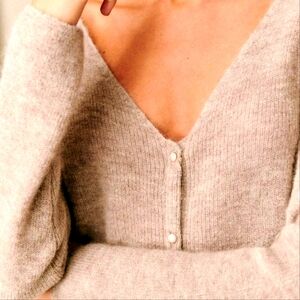 Elegant Sezane Barry Cardigan Sweater in Beige.  Size Small.